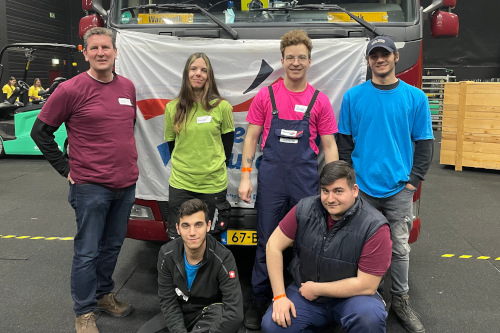 Logistik-Wettbewerb: Gruppenbild in der Arbeitshalle