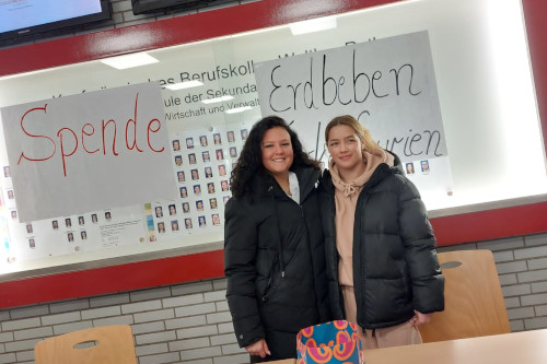 Schülerinnen engagieren sich bei der Spendenaktion für Erdbebenopfer