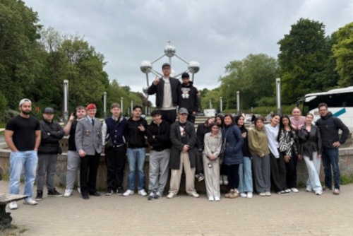 Bruessel_6_skal Gruppenbild vor dem Atomium