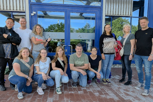 Gruppenfoto Gruppenbild der KBWR-Lehrkräfte vor dem Eingang des Unternehmens Moers Frischeprodukte