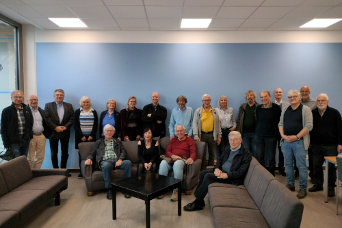 Gruppenfoto_LZ_skal Gruppenfoto der Ehemaligen im Lehrerzimmer